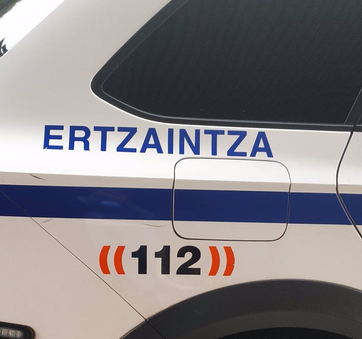 Dos detenidos en Bilbao por agredir a dos varones, uno con un corte de navaja.