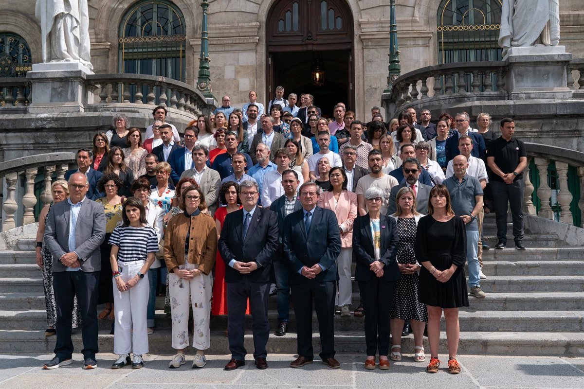 Unidad institucional en Bilbao condena la muerte de una niña en Larraskitu