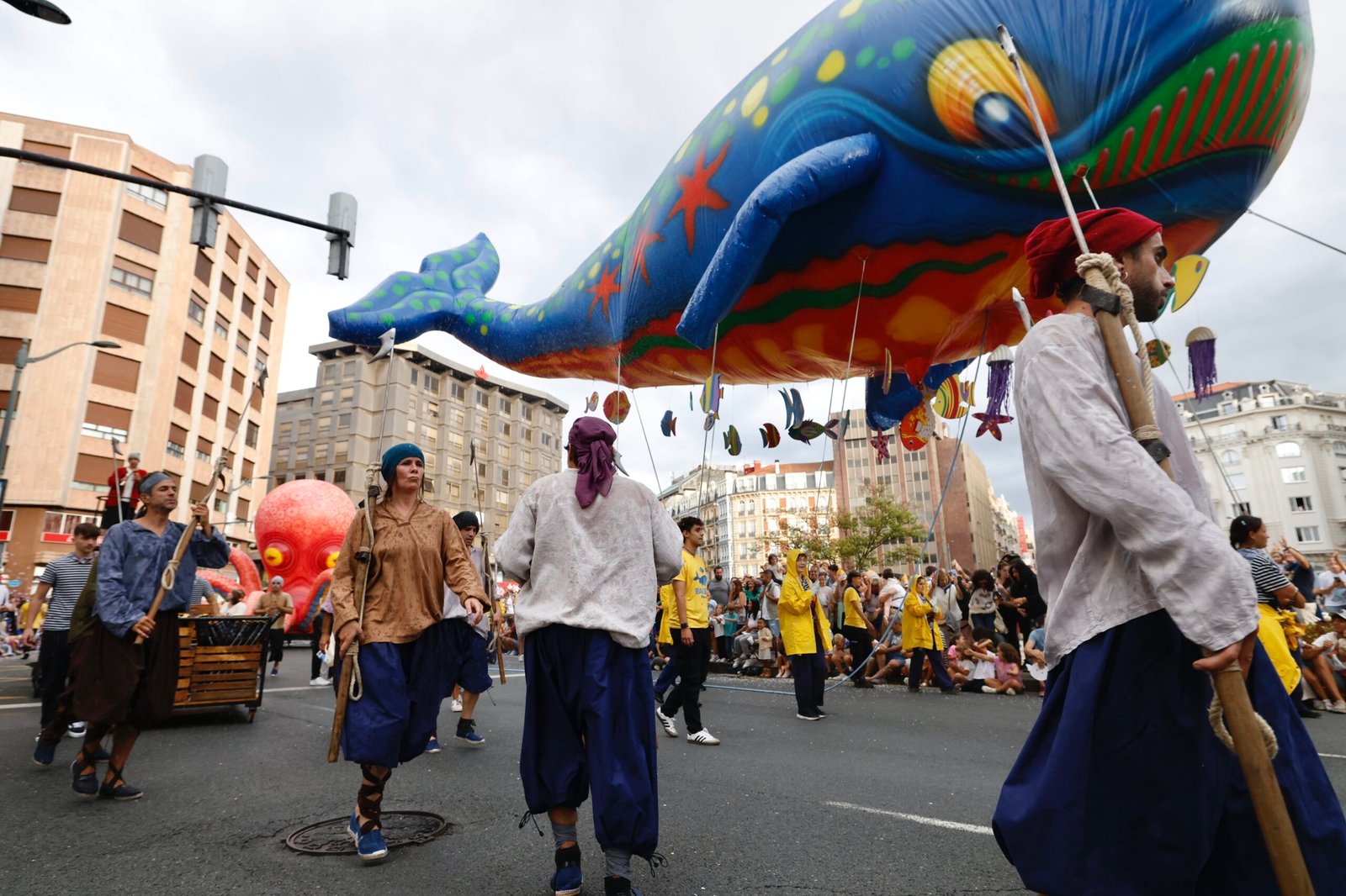 La Ballena Bali regresa en el Desfile de Aste Nagusia con una fusión marina y de la jungla.
