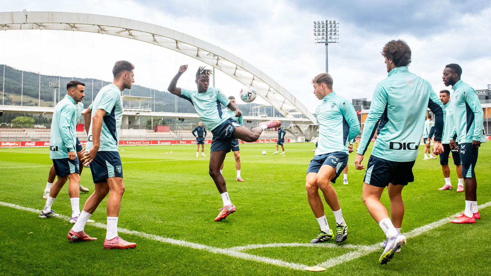 Lista A del Athletic Club para la Champions League: Unai Simón, Andoni Gorosabel, Dani Vivian, Aitor Paredes, Mikel Vesga, Alex Berenguer, Oihan Sancet, Iñaki Williams, Nico Williams, Gorka Guruzeta, Jesús Areso, Iñigo Lekue, Iñigo Ruiz de Galarreta, Yuri Berchiche, Mikel Jauregizar, Adama Boiro, Unai Gómez, Maroan Sannadi, Nico Serrano, Robert Navarro, Beñat Prados, Alex Padilla, Alejandro Rego, Jon De Luis, Ander Izagirre. Se enviará la Lista B próximamente.