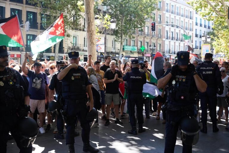 Manifestantes-se-congregan-en-la-capital-antes-de-la-llegada.jpg