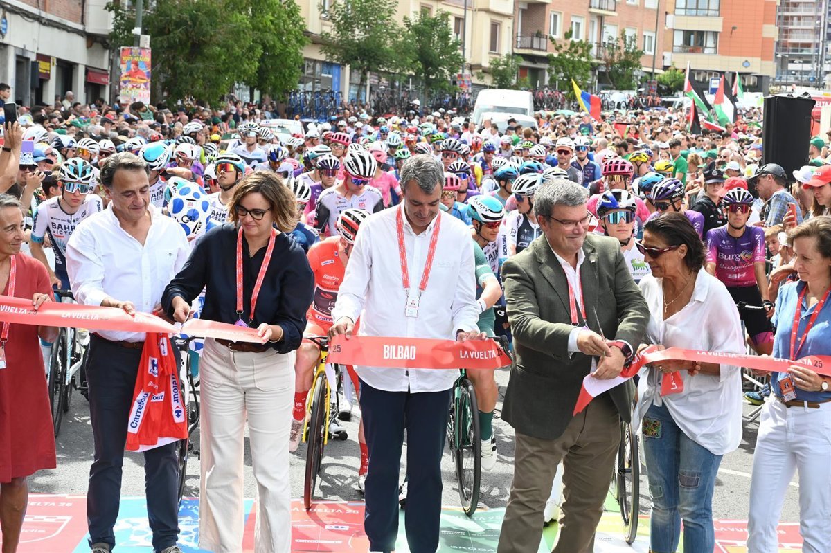 Salida de la 11ª etapa de La Vuelta 2025 en Bilbao con homenaje a Jesús Loroño