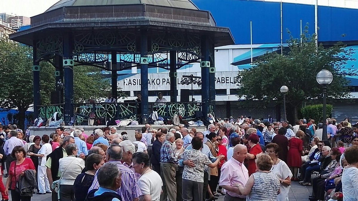 Los-bailables-al-aire-libre-en-Bilbao-continuan-este-sabado.jpg