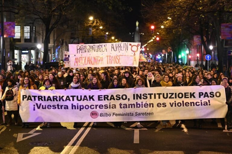 Manifestantes-denuncian-en-Bilbao-la-violencia-institucional-y-el-incumplimiento.jpg