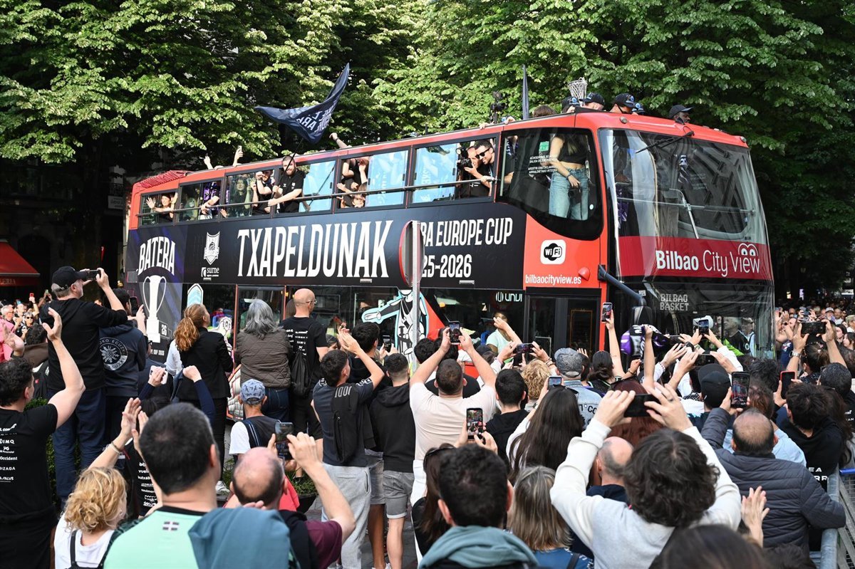 Miles-celebran-en-Bilbao-el-titulo-de-la-FIBA-Europe.jpg