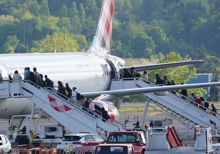 Pasajeros abordan un avión de Volotea en el aeropuerto de Bilbao.