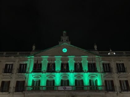 Vitoria-Gasteiz ilumina su Ayuntamiento de verde por el mes de Enfermedades Reumáticas