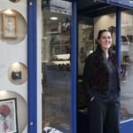 Alazne Ezpeleta, en la puerta de Azari, el nuevo rincón de artesanía que comparte con Jone González y Jerónimo Escudier en el Casco Viejo.