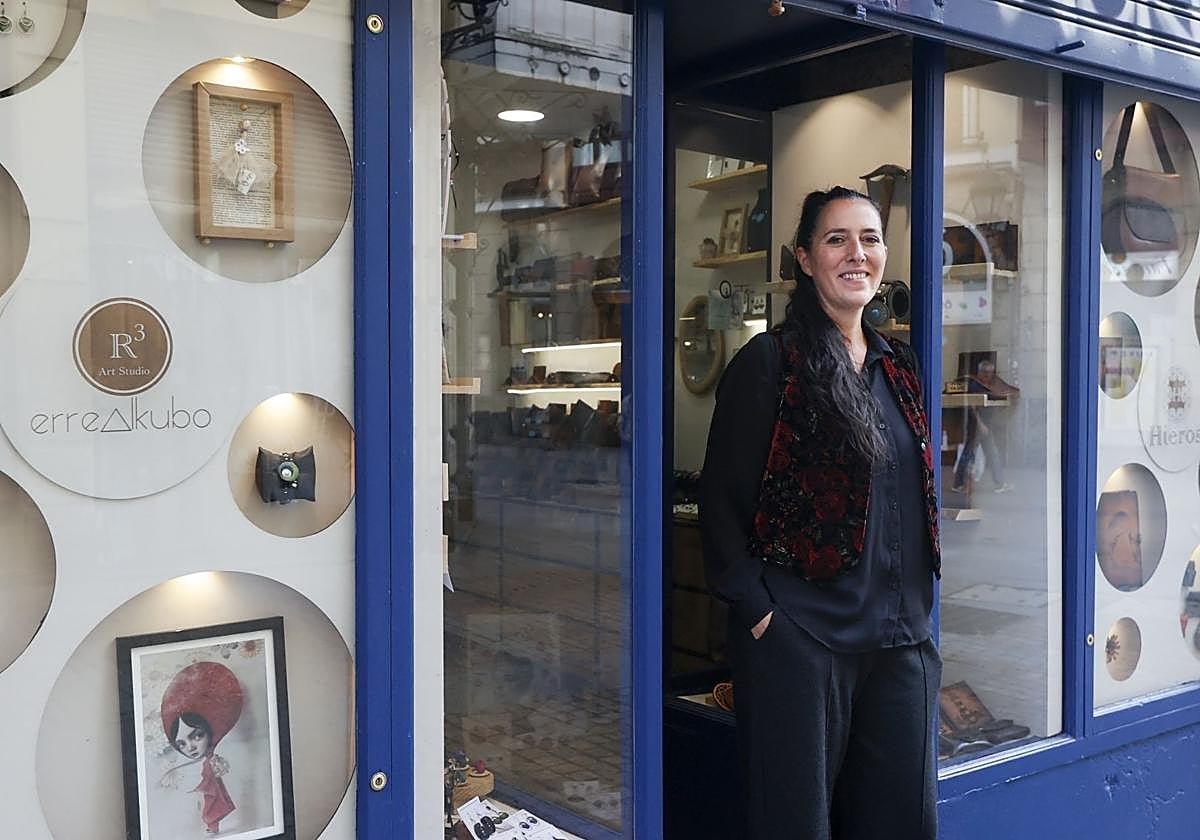 Alazne Ezpeleta, en la puerta de Azari, el nuevo rincón de artesanía que comparte con Jone González y Jerónimo Escudier en el Casco Viejo.