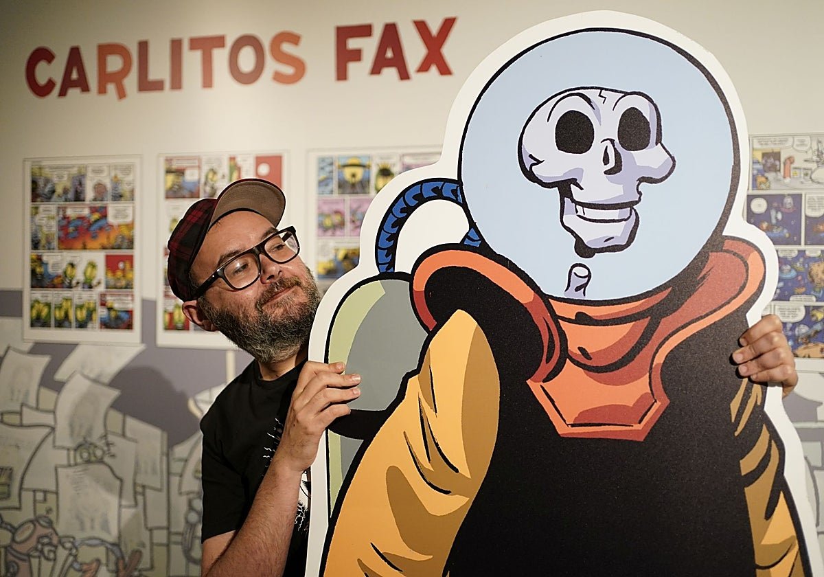 Albert Monteys posa con su personaje Calavera Lunar.