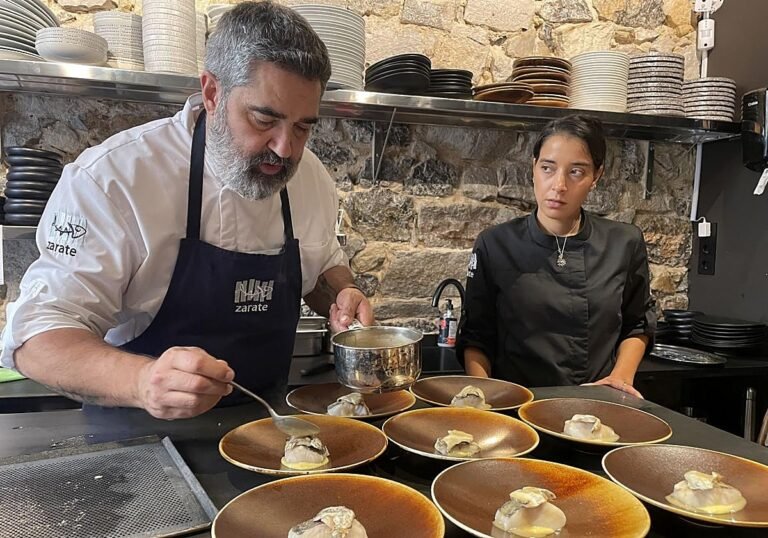 Sergio Ortiz de Zarate coloca una kokotxa a la brasa sobre un plato de merluza para que la maître Ofelia Amboage lo sirva a los 19 clientes que, como máximo, atienden en cada servicio (ocho en la mesa del chef).