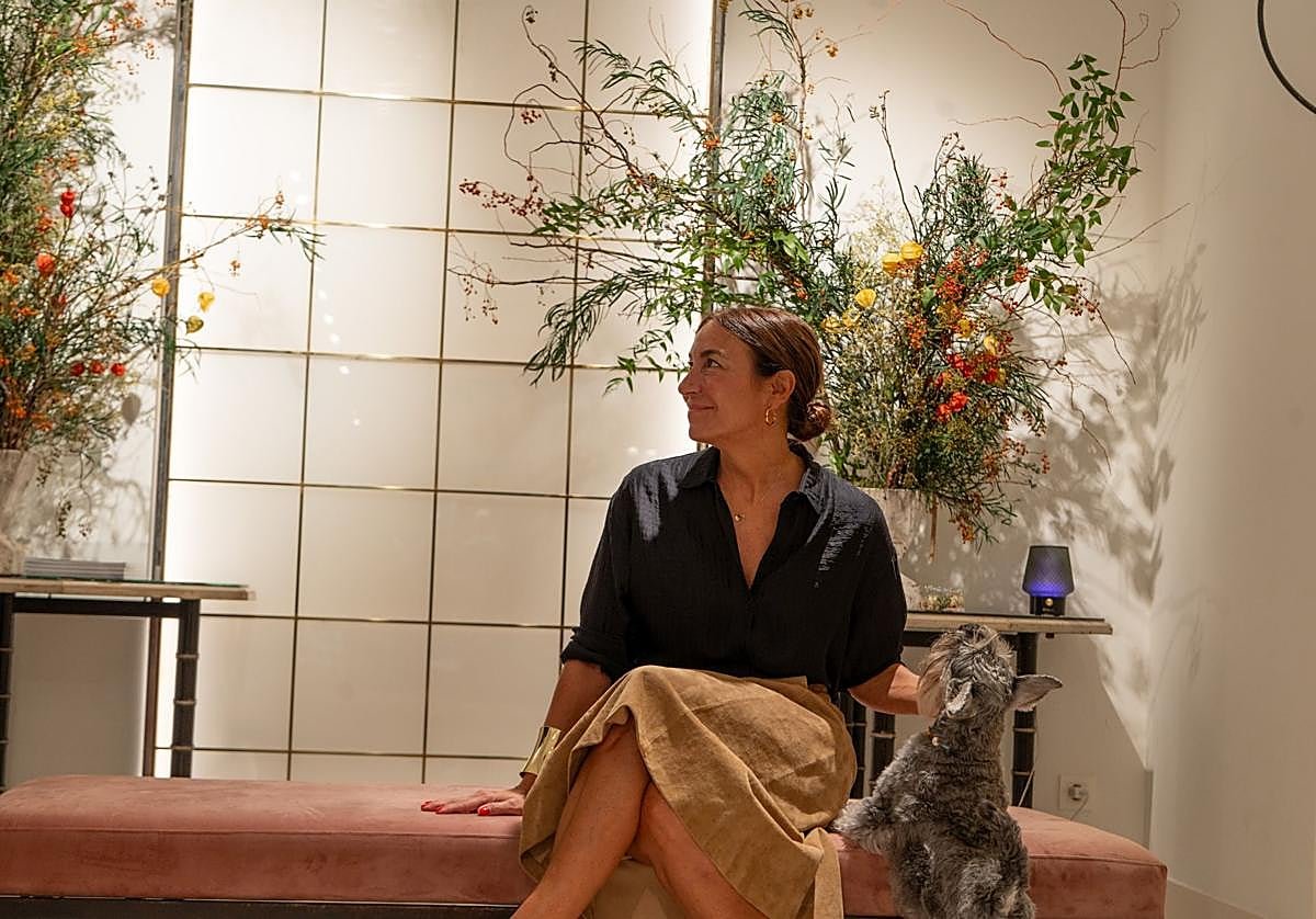 Lucía Ortiz de Apodaca, dueña de Cloche, y su perra Maggie.