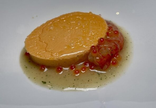 El particular homenaje de Alija a la Nueva Cocina Vasca toma la forma de un mórbido pastel de kabratxo (que también lleva merluza) con gamba roja y huevas de trucha