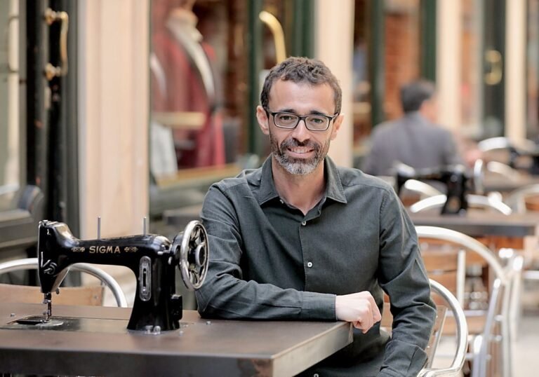 El escritor sitúa en Lekeitio la trama del libro.