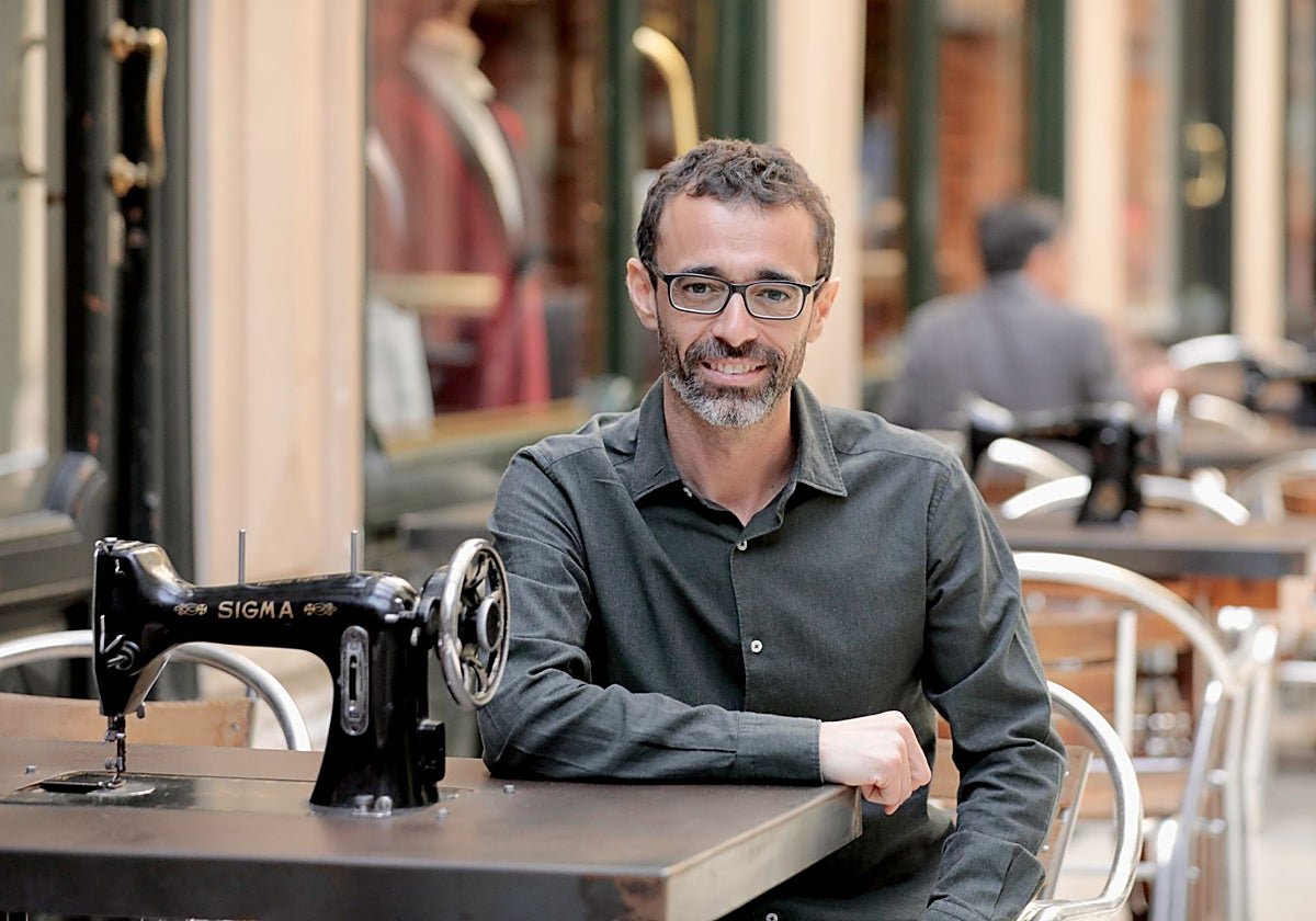 El escritor sitúa en Lekeitio la trama del libro.