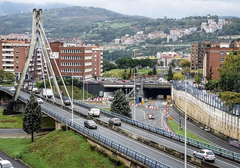 Acceso a los túneles de Carmelo Bernaola, en obras, tras la bajada desde Enekuri.