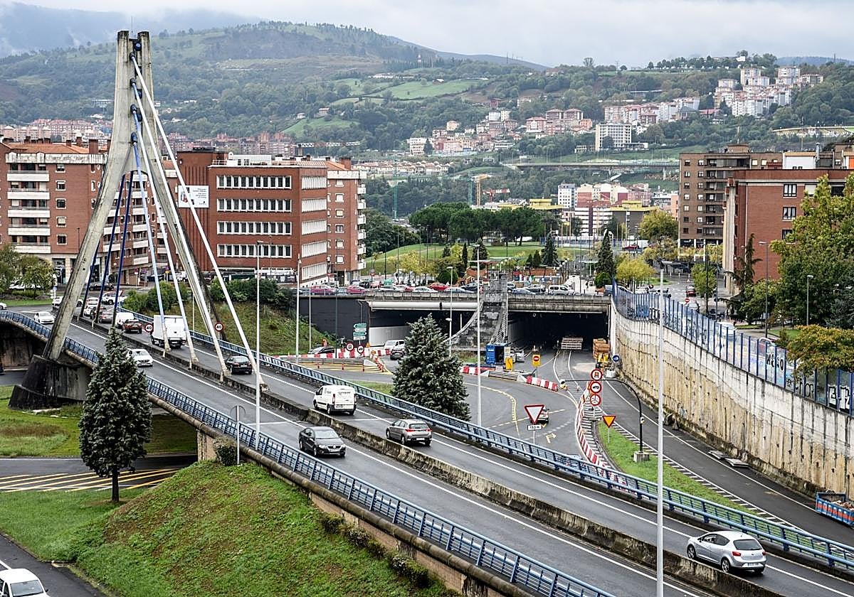 Acceso a los túneles de Carmelo Bernaola, en obras, tras la bajada desde Enekuri.