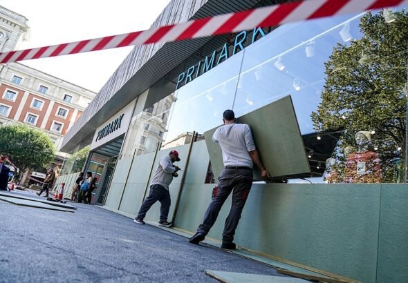 Bilbao cierra comercios y blinda escaparates ante el temor de disturbios violentos