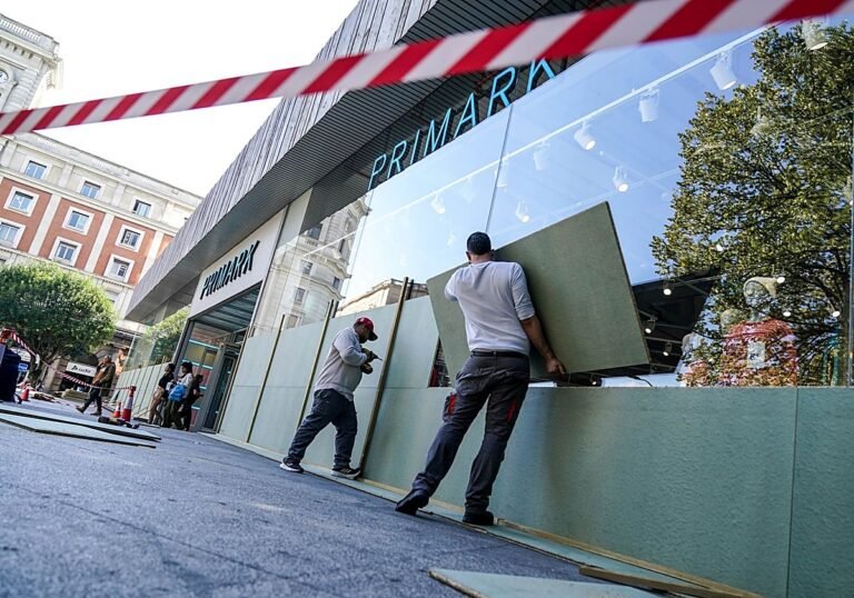 Bilbao cierra comercios y blinda escaparates ante el temor de disturbios violentos
