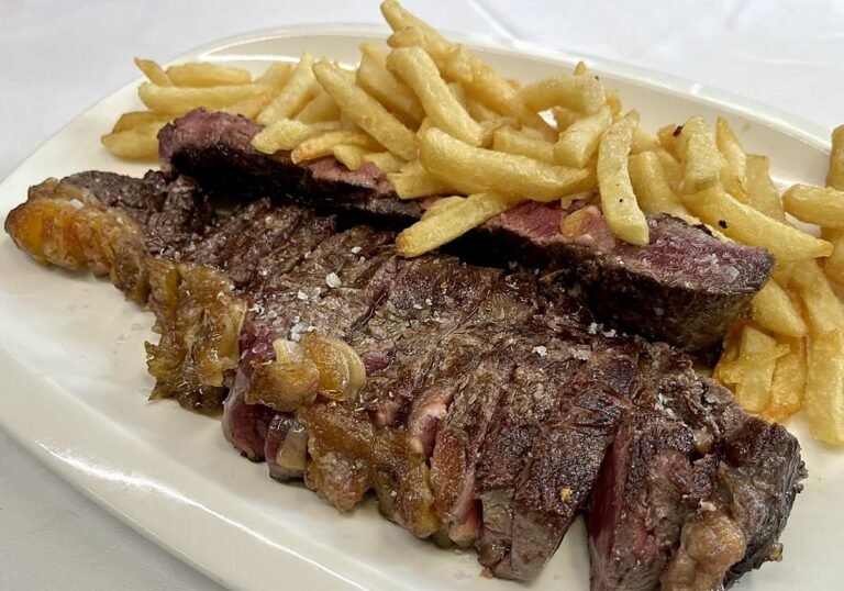 Chuleta, vino tinto y mollejas en un restaurante que no pasa de moda