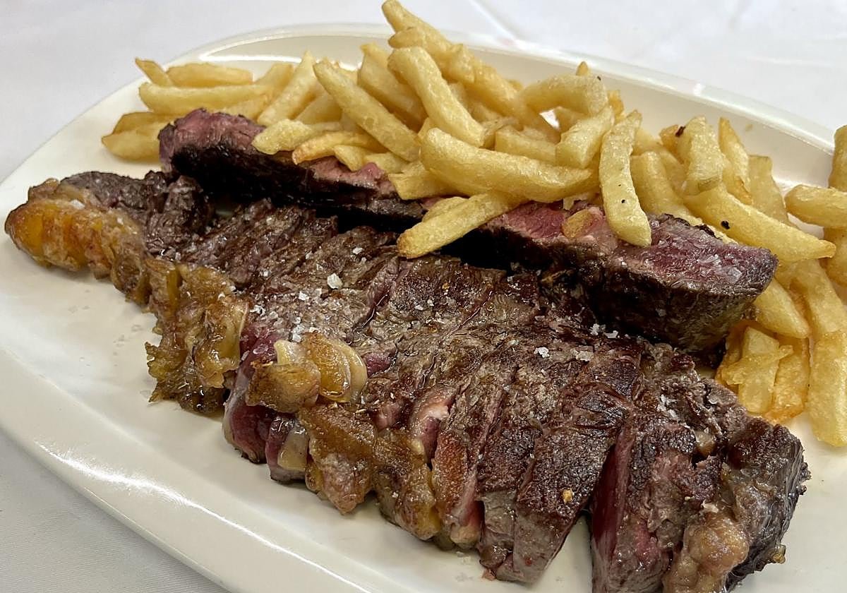 Chuleta, vino tinto y mollejas en un restaurante que no pasa de moda