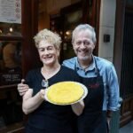 Mikel García Arraiz y Encarni Valle con su demandada tortilla.