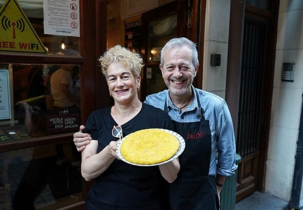 Mikel García Arraiz y Encarni Valle con su demandada tortilla.
