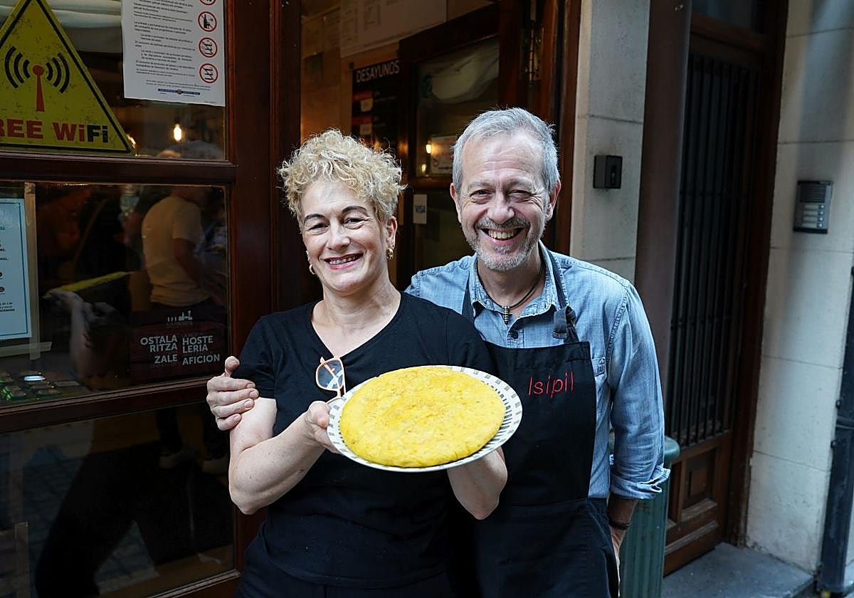 Mikel García Arraiz y Encarni Valle con su demandada tortilla.