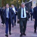 El lehendakari, junto al consejero de Seguridad, Bingen Zupiria, y el viceconsejero, Ricardo Ituarte, a su llegada al pleno.