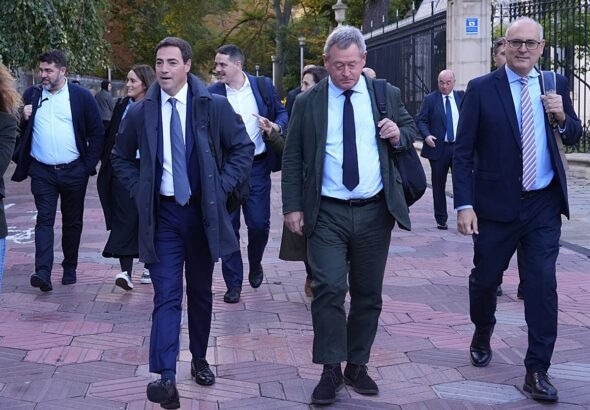 El lehendakari, junto al consejero de Seguridad, Bingen Zupiria, y el viceconsejero, Ricardo Ituarte, a su llegada al pleno.