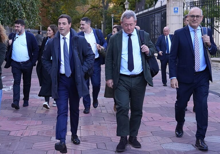 El lehendakari, junto al consejero de Seguridad, Bingen Zupiria, y el viceconsejero, Ricardo Ituarte, a su llegada al pleno.