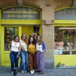 Eliana Sánchez, Ibone Bustinza, María García y Rita Pujante, las cuatro artesanas que dan vida al nuevo local amarillo de la calle San Francisco.