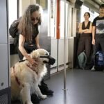 Helena Sabin, con su perro Shasa, en uno de los vagones del metro.