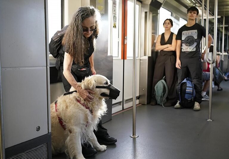 Helena Sabin, con su perro Shasa, en uno de los vagones del metro.