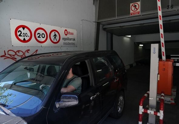Acceso a un parking municipal de Bilbao.