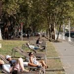 Personas disfrutan del sol en Bilbao a principoios de septiembre.