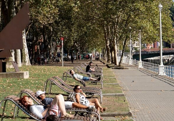 Personas disfrutan del sol en Bilbao a principoios de septiembre.