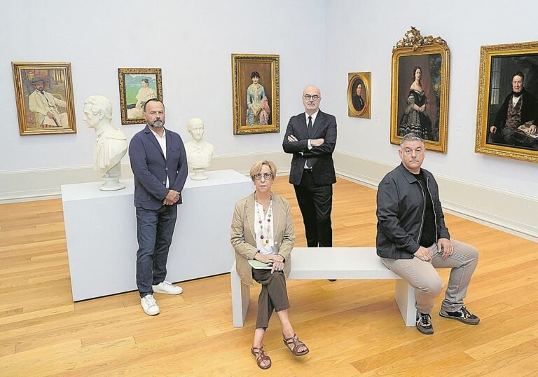 De izquierda a derecha, José Luis Merino Gorospe, Miriam Alzuri, Gilermo Zuaznabar y Javier Novo posan en unas de las salas del edificio clásico.