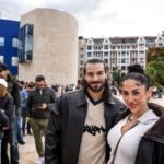 Daniel Bolaños y María Kilate, de la Orquesta Panorama, en la cola del Guggenheim