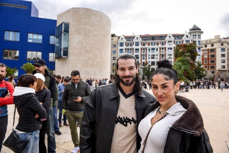 Daniel Bolaños y María Kilate, de la Orquesta Panorama, en la cola del Guggenheim