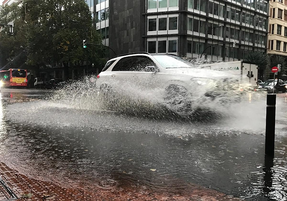 Bilbao se prepara para otra tarde de intensas lluvias con alerta amarilla activa hasta medianoche