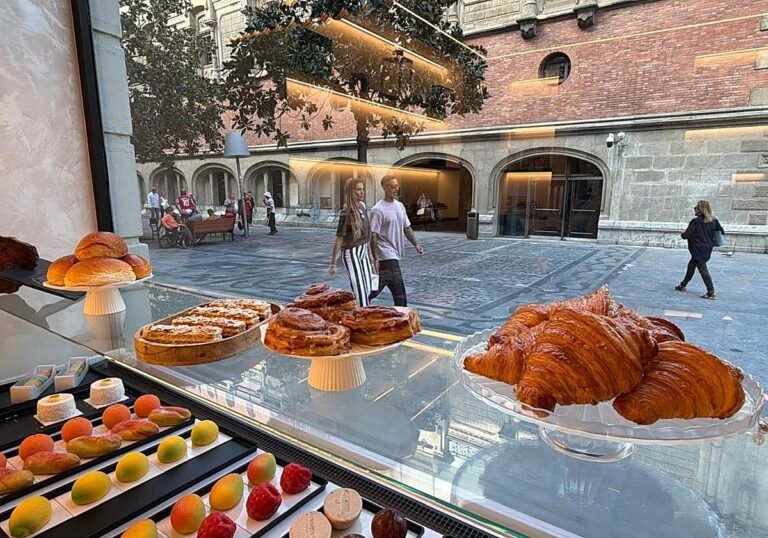 Los dulces hiperrealistas de Gozatzen, en Alameda de Rekalde, con la Alhóndiga al fondo.