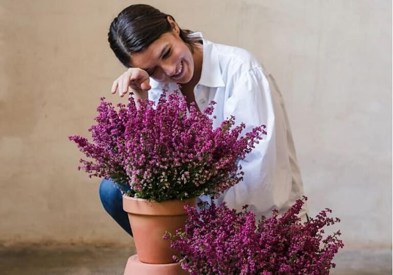 Noemí Iniesta, fundadora de Alblanc, rodeada de plantas.