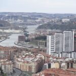 Vistas de Bilbao con las torres de Garellano de fondo.