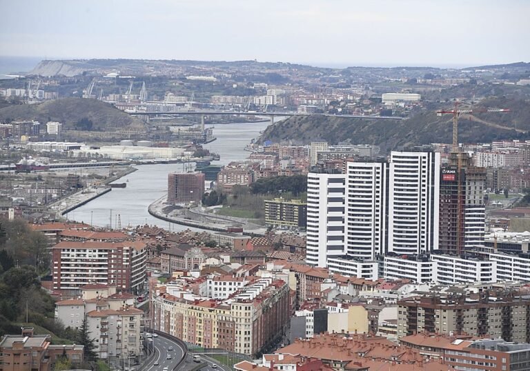 Vistas de Bilbao con las torres de Garellano de fondo.