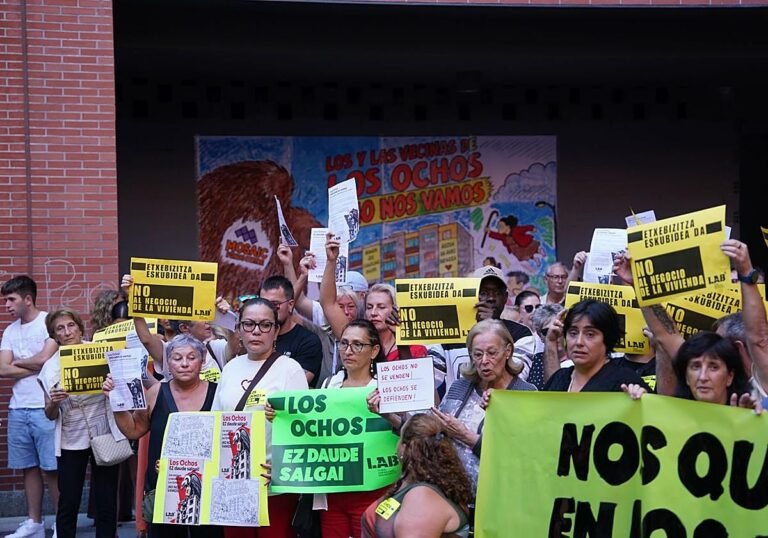 Vecinos de Los Ochos, en Erandio, piden al Gobierno vasco que valore la compra de sus casos tras el caso de Benta Berri.